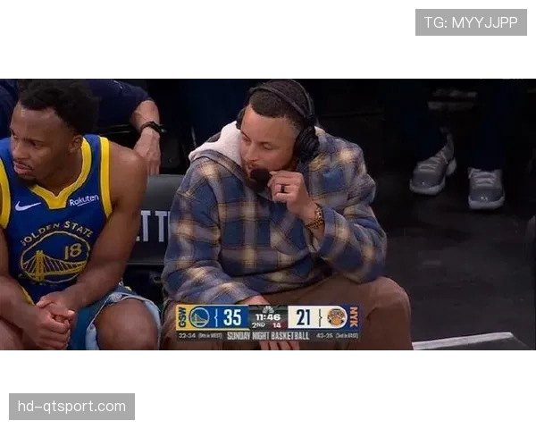 “特写：库里在替补席为年轻队友讲解战术板的画面引发讨论”